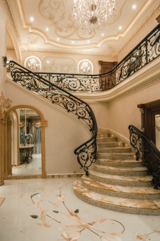 Фото интерьера входной зоны дома в классическом дворцовом стиле Фото интерьера лестничного холла дома в классическом дворцовом стиле