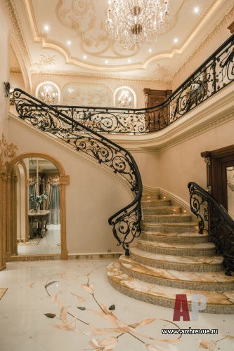Фото интерьера входной зоны дома в классическом дворцовом стиле Фото интерьера лестничного холла дома в классическом дворцовом стиле