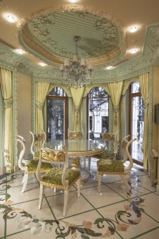 Фото интерьера столовой дома в классическом дворцовом стиле