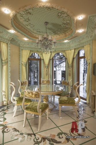 Фото интерьера столовой дома в классическом дворцовом стиле