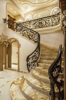 Фото интерьера лестницы дома в классическом дворцовом стиле