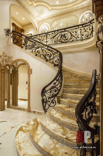 Фото интерьера лестницы дома в классическом дворцовом стиле