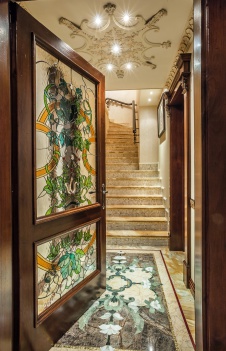 Фото интерьера лестницы дома в классическом дворцовом стиле