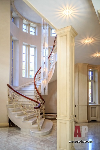 Фото интерьера лестничного холла дома в стиле классика