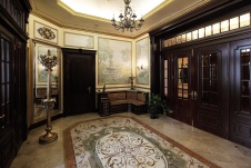 Фото интерьера входной группы дома в дворцовом стиле