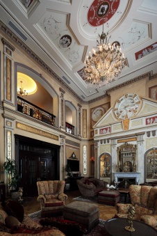 Фото интерьера гостиной дома в дворцовом стиле