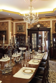 Фото интерьера столовой дома в дворцовом стиле