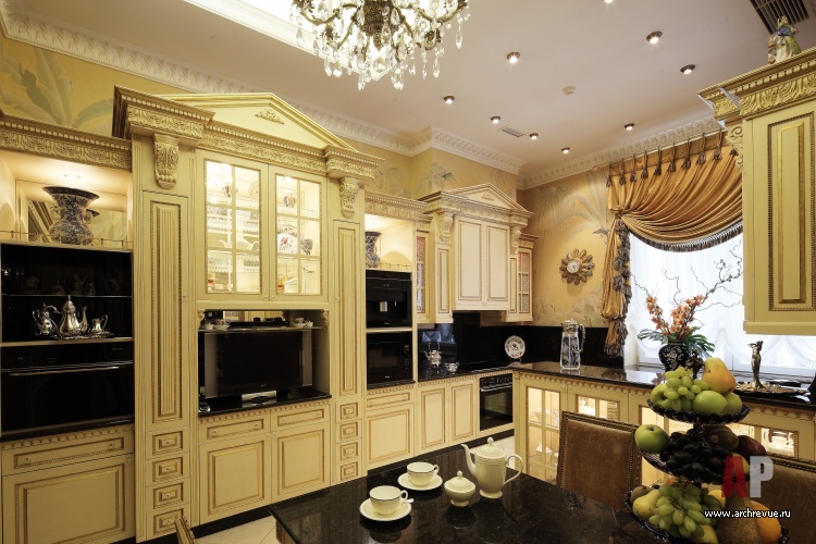 Фото интерьера кухни дома в дворцовом стиле