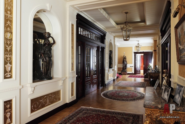 Фото интерьера коридора дома в дворцовом стиле