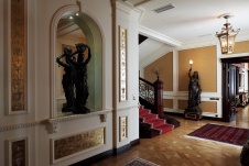 Фото интерьера лестницы дома в дворцовом стиле