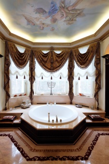 Фото интерьера ванной дома в дворцовом стиле