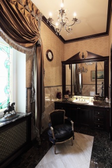 Фото интерьера санузла дома в дворцовом стиле