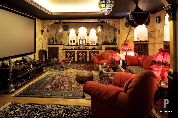 Фото интерьера домашнего кинотеатра дома в дворцовом стиле