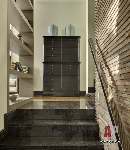 Фото интерьера лестницы дома в современном стиле