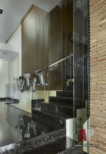 Фото интерьера лестницы дома в современном стиле