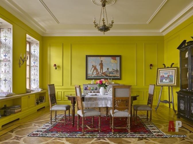 Фото интерьера столовая двухэтажной квартиры в классическом стиле