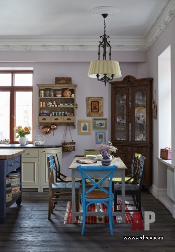 Фото интерьера кухни двухэтажной квартиры в классическом стиле