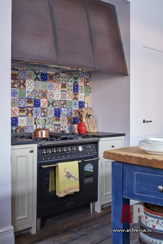 Фото интерьера кухни двухэтажной квартиры в классическом стиле