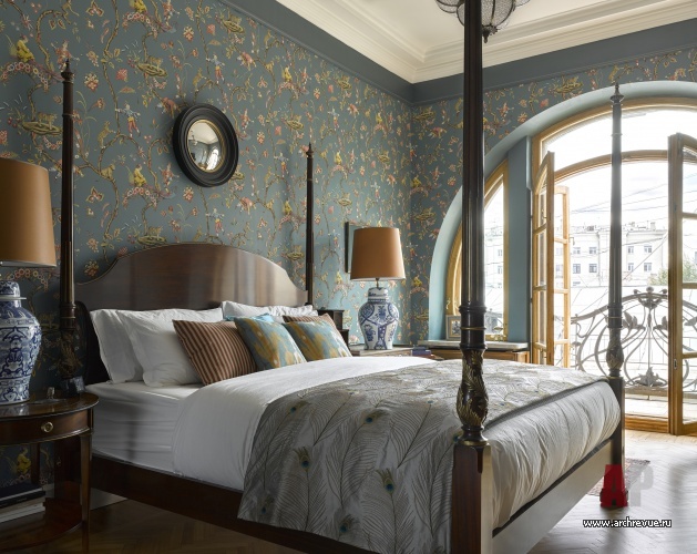 Фото интерьера спальни двухэтажной квартиры в классическом стиле