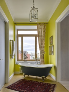 Фото интерьера ванной двухэтажной квартиры в классическом стиле