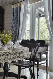 Фото интерьера столовой небольшого дома в стиле фьюжн