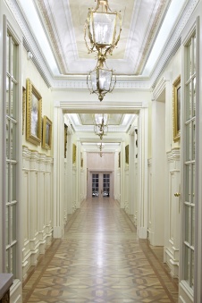 Фото интерьера коридора резиденции в дворцовом стиле