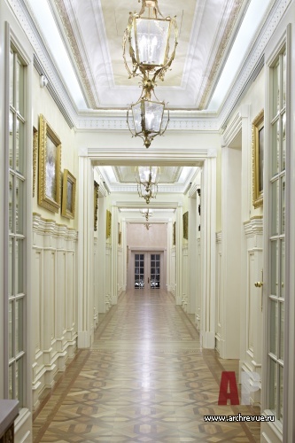 Фото интерьера коридора резиденции в дворцовом стиле