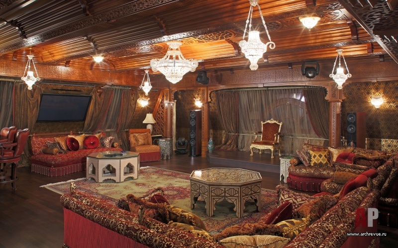 Фото интерьера домашнего кинотеатра резиденции в дворцовом стиле Фото интерьера мансарды резиденции в дворцовом стиле