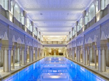 Фото интерьера бассейна резиденции в дворцовом стиле