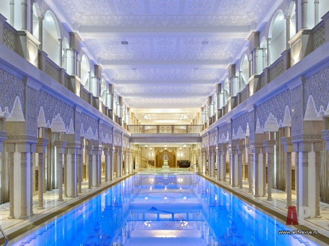 Фото интерьера бассейна резиденции в дворцовом стиле
