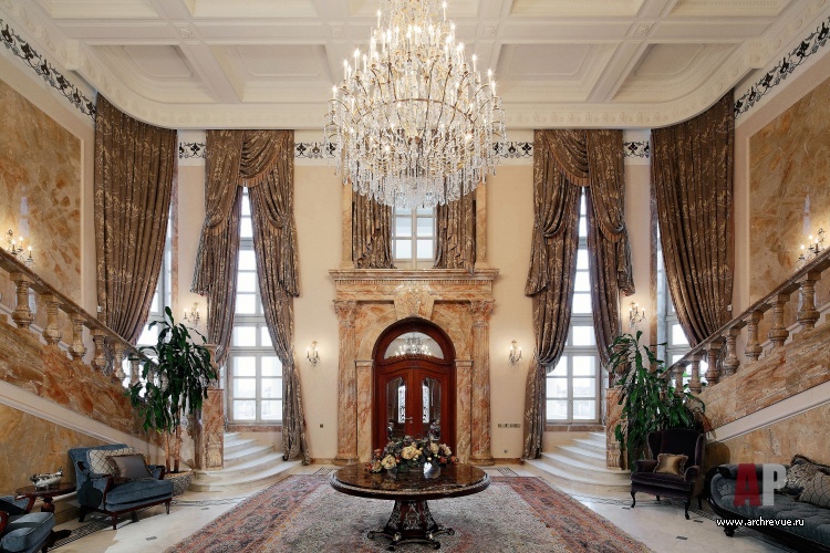 Фото интерьера холла резиденции в дворцовом стиле