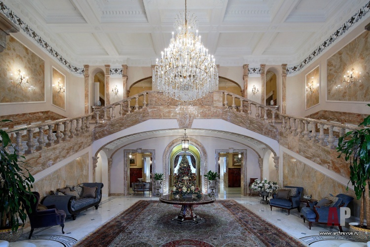 Фото интерьера лестничного холла резиденции в дворцовом стиле Фото интерьера лестницы резиденции в дворцовом стиле