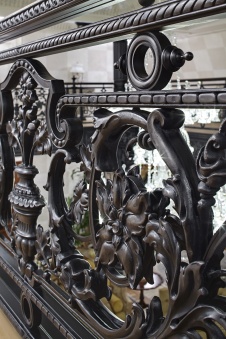 Фото интерьера лестницы дома в дворцовом стиле