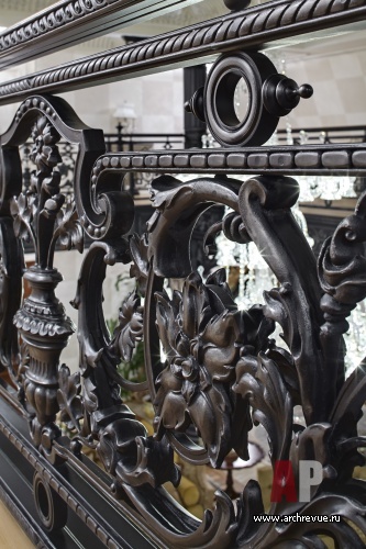 Фото интерьера лестницы дома в дворцовом стиле