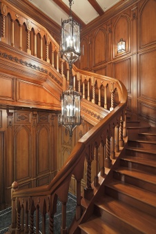 Фото интерьера лестницы дома в дворцовом стиле