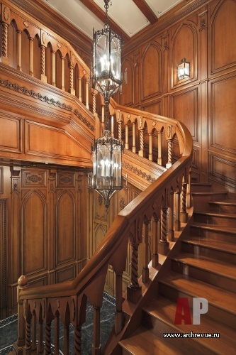 Фото интерьера лестницы дома в дворцовом стиле