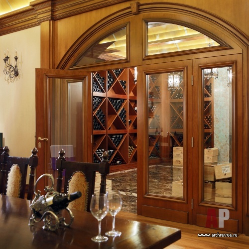 Фото интерьера винотеки дома в дворцовом стиле