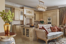 Фото интерьера кухни небольшого дома в классическом стиле
