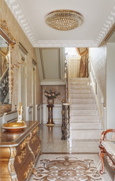 Фото интерьера лестницы небольшого дома в классическом стиле