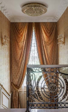 Фото интерьера лестницы небольшого дома в классическом стиле