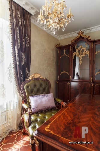Фото интерьера кабинета небольшого дома в классическом стиле