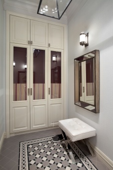 Фото интерьера входной зоны небольшой квартиры в стиле неоклассика