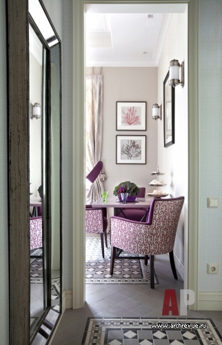 Фото интерьера столовой небольшой квартиры в стиле неоклассика