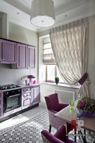 Фото интерьера кухни небольшой квартиры в стиле неоклассика