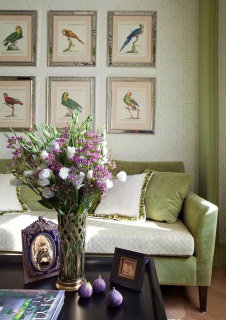 Фото интерьера гостиной небольшой квартиры в стиле неоклассика