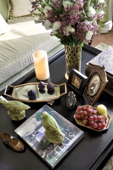 Фото интерьера гостиной небольшой квартиры в стиле неоклассика