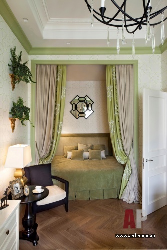 Фото интерьера спальни небольшой квартиры в стиле неоклассика