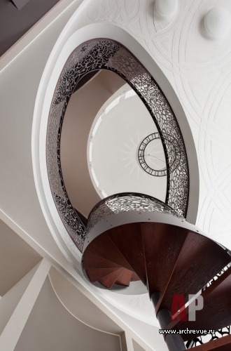 Фото интерьера лестницы квартиры в современном стиле