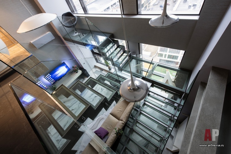 Фото интерьера лестницы квартиры-студии в стиле минимализм
