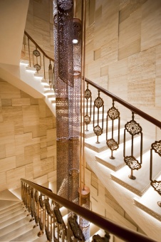 Фото интерьера лестницы дома в стиле авангард